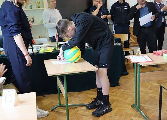 zawodnik odbiera nagrodę