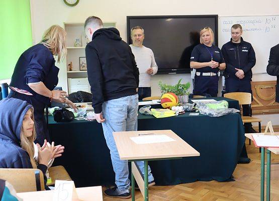 zawodnik odbiera nagrodę