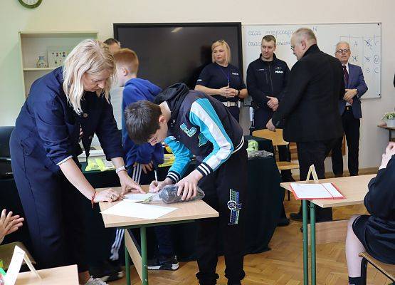 zawodnik odbiera nagrodę