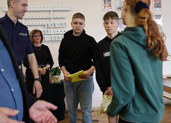 zawodnicy odbierają nagrodę