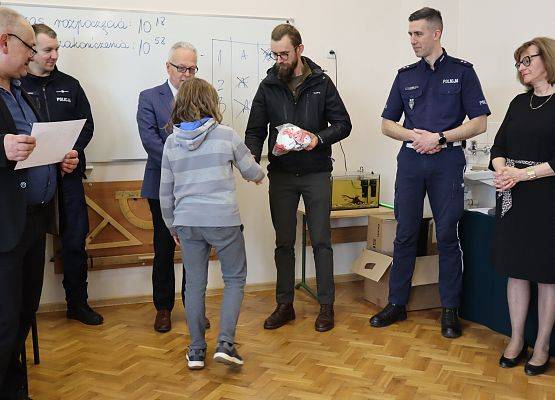 zawodnik odbiera nagrodę