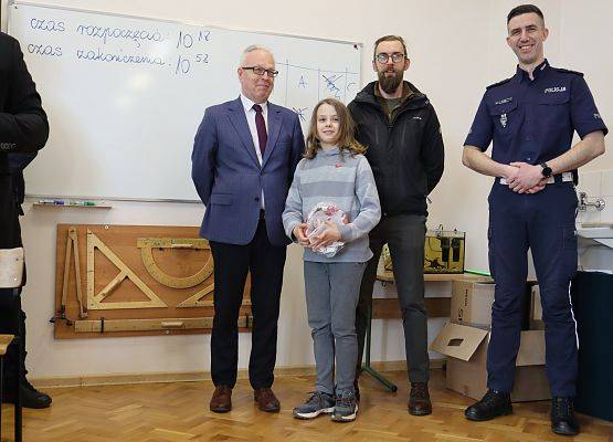 zawodnik odbiera nagrodę