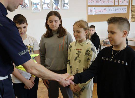 zawodnik odbiera nagrodę