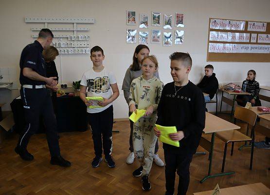 zawodnicy odbierają nagrodę