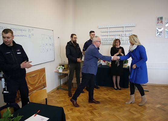 dyrektor dziękuje nauczycielce