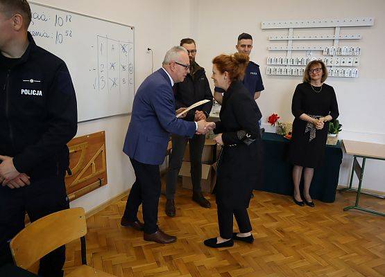 dyrektor dziękuje nauczycielce