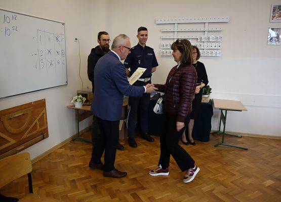 dyrektor dziękuje nauczycielce