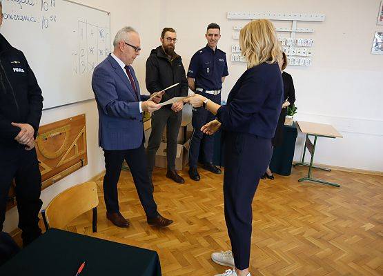 dyrektor dziękuje nauczycielce