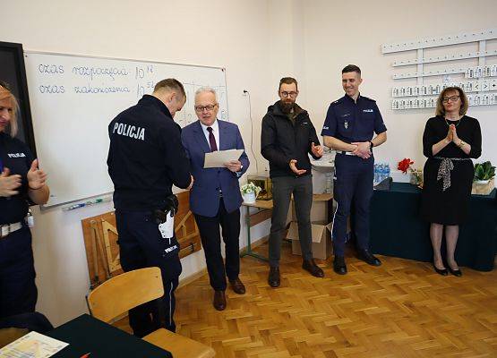dyrektor dziękuje policjantowi