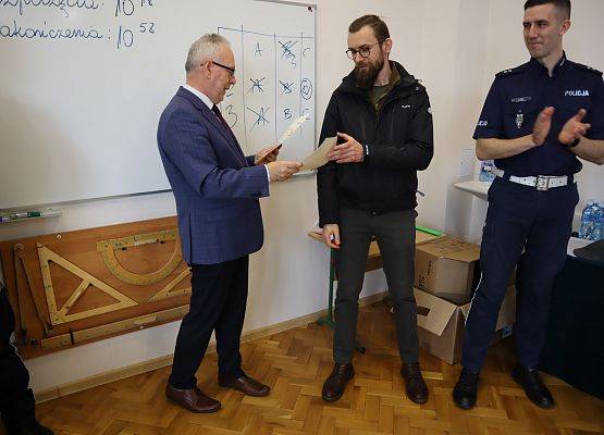 dyrektor dziękuje ratownikowi