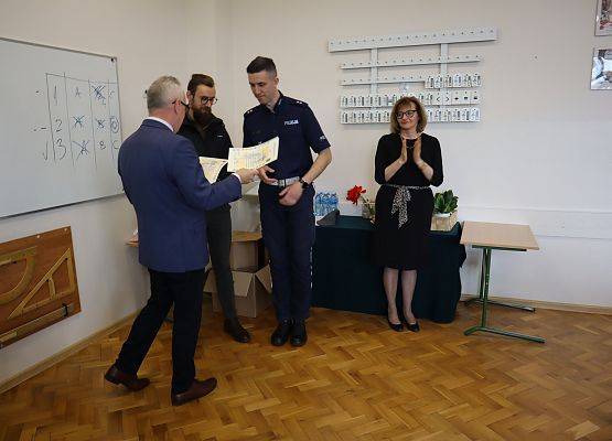 dyrektor dziękuje policjantowi