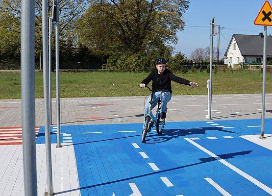 zawodnik na rowerze w miasteczku ruchu