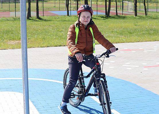 zawodnik na rowerze w miasteczku ruchu