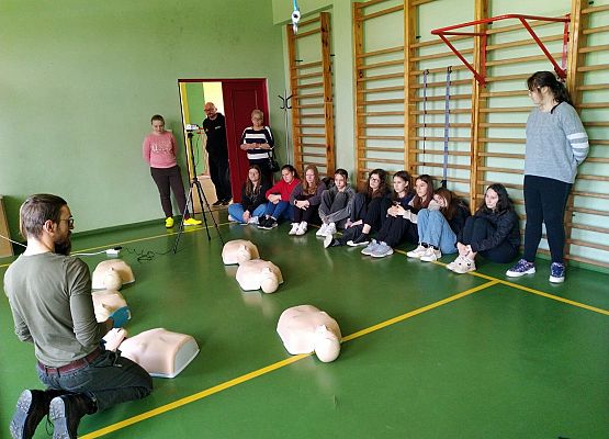 uczniowie na zajęciach z pierwszej pomocy przedmedycznej