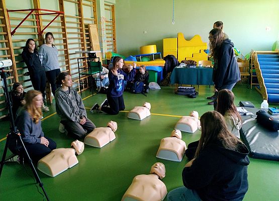 uczniowie na zajęciach z pierwszej pomocy przedmedycznej