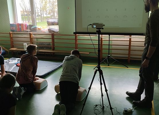 uczniowie na zajęciach z pierwszej pomocy przedmedycznej