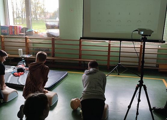 uczniowie na zajęciach z pierwszej pomocy przedmedycznej