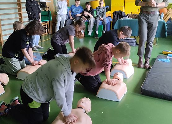 uczniowie na zajęciach z pierwszej pomocy przedmedycznej