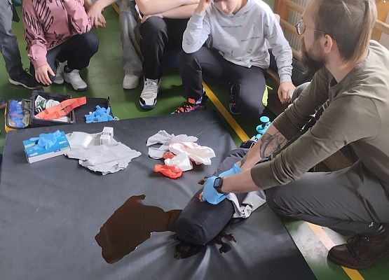 uczniowie na zajęciach z pierwszej pomocy przedmedycznej