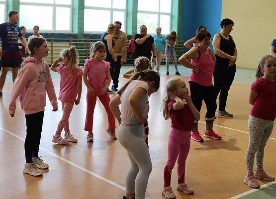 uczestnicy charytatywnej zumby