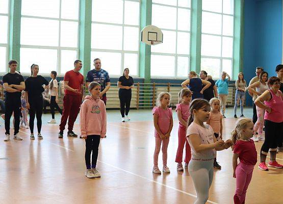 uczestnicy charytatywnej zumby