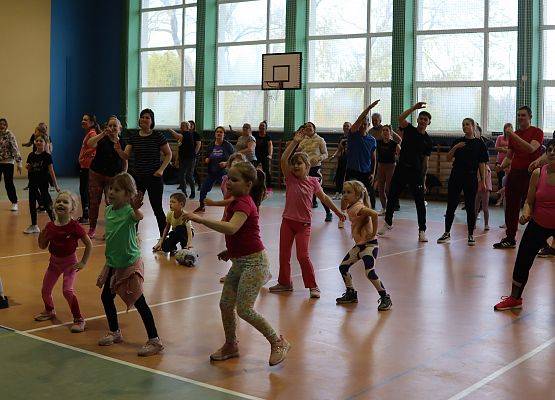 uczestnicy charytatywnej zumby