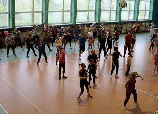 uczestnicy charytatywnej zumby