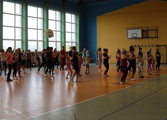 uczestnicy charytatywnej zumby