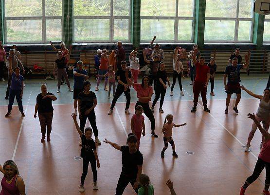 uczestnicy charytatywnej zumby