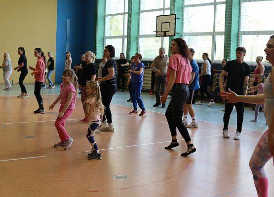 uczestnicy charytatywnej zumby