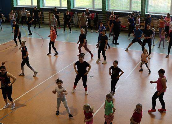 uczestnicy charytatywnej zumby