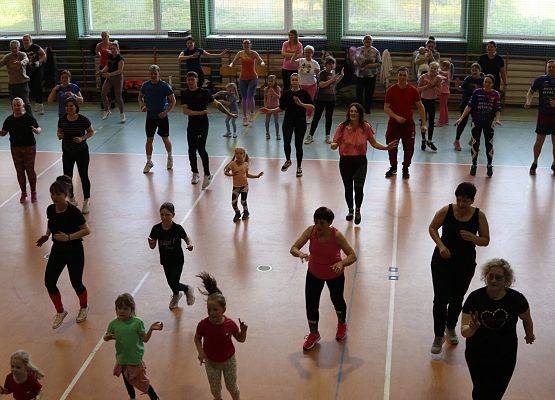 uczestnicy charytatywnej zumby