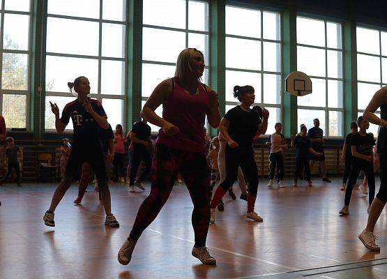 uczestnicy charytatywnej zumby