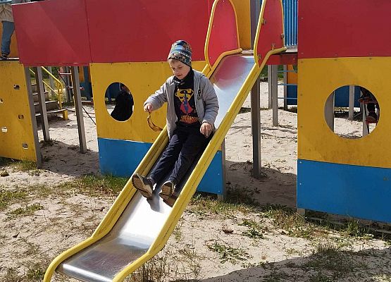 uczniowie na placu zabaw