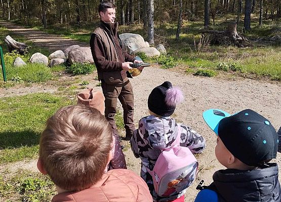 uczniowie na zajęciach terenowych
