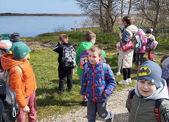 uczniowie na zajęciach terenowych