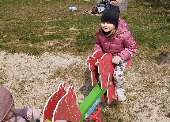 uczniowie na placu zabaw