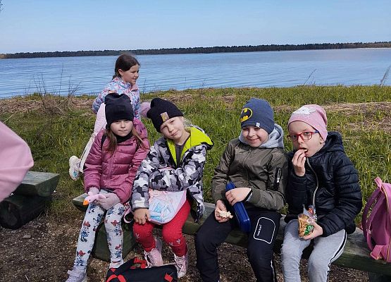 uczniowie na zajęciach terenowych
