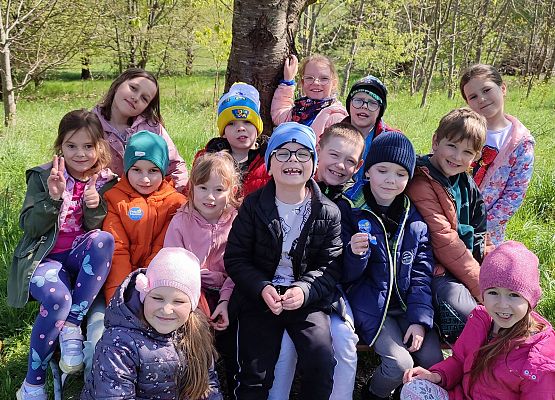 uczniowie na zajęciach terenowych