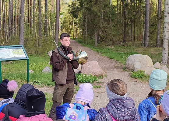 uczniowie na zajęciach terenowych