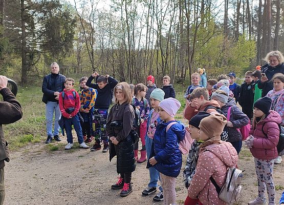 uczniowie na zajęciach terenowych