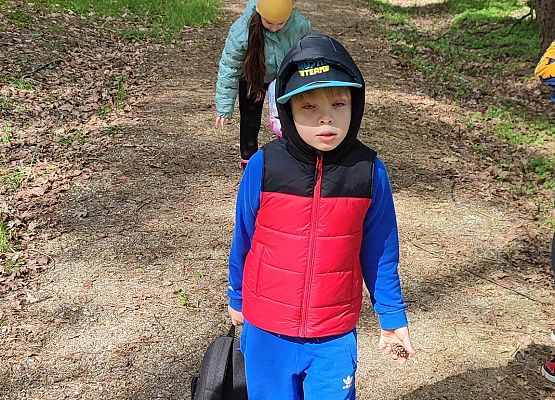 uczniowie na zajęciach terenowych