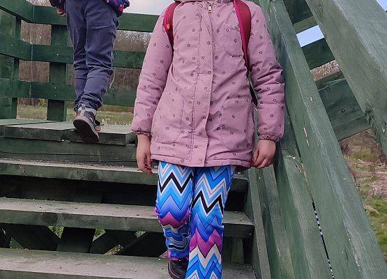 uczniowie na zajęciach terenowych