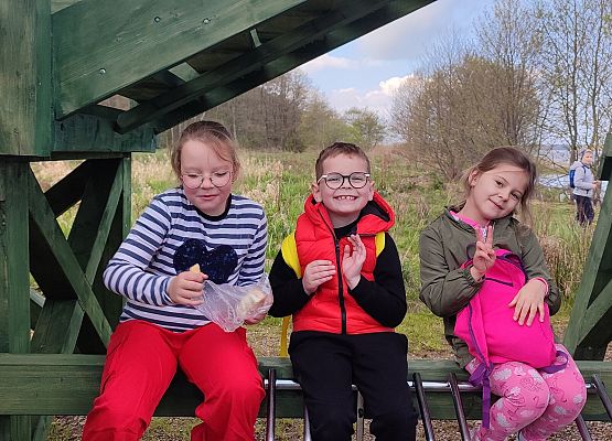 uczniowie na zajęciach terenowych
