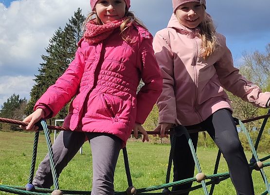 uczniowie na zajęciach terenowych