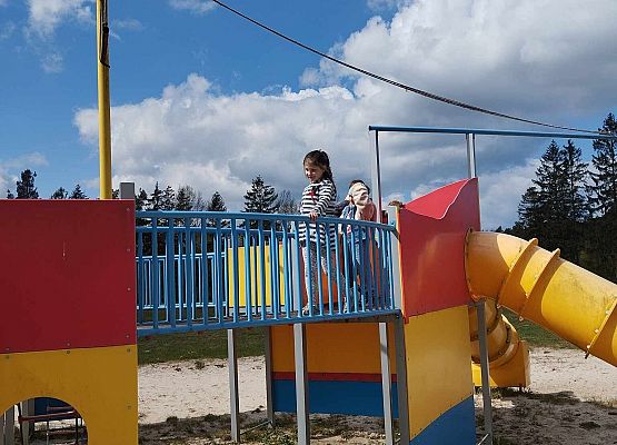 uczniowie na placu zabaw