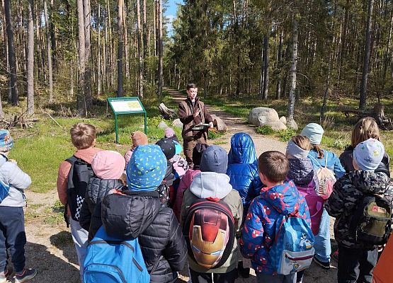 uczniowie na zajęciach terenowych