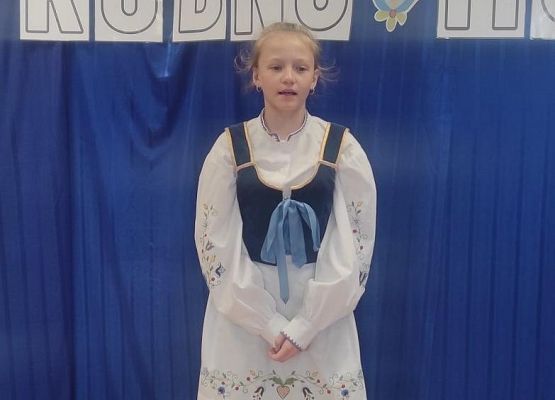 uczennica w stroju kaszubskim recytuje wiersz