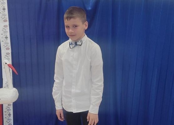 chłopiec recytuje wiersz