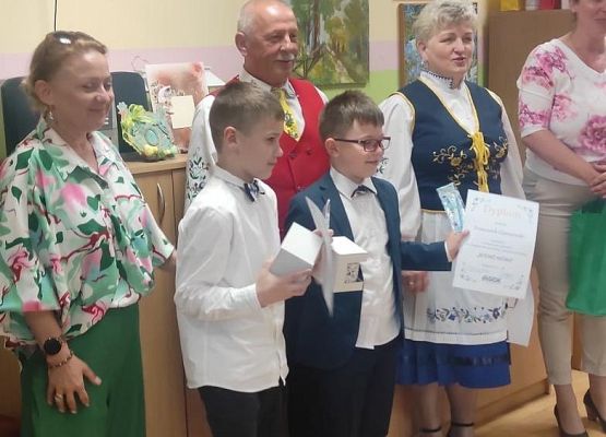 uczestnicy konkursu prezentują dyplomy